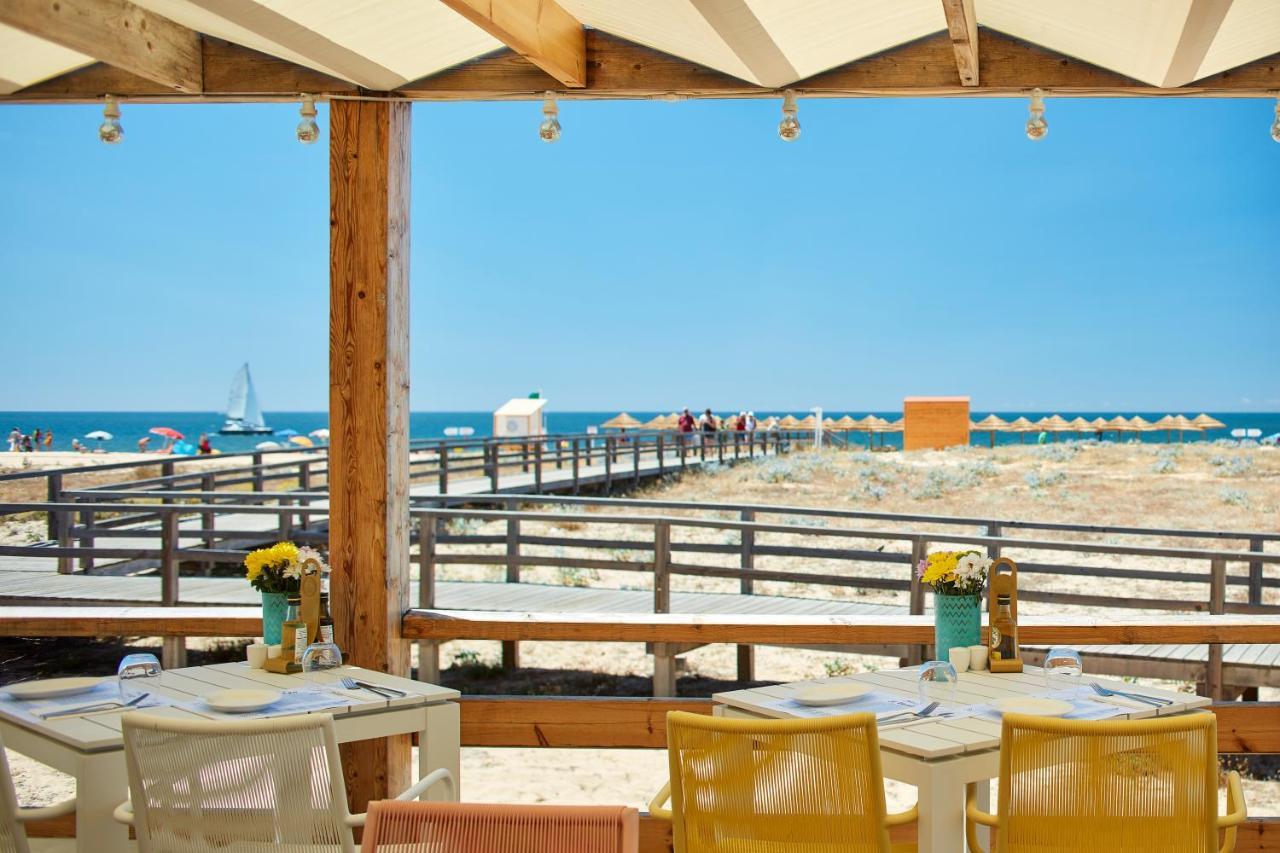 Vila Vita Parc Armação de Pêra Екстериор снимка View of the beach from the restaurant